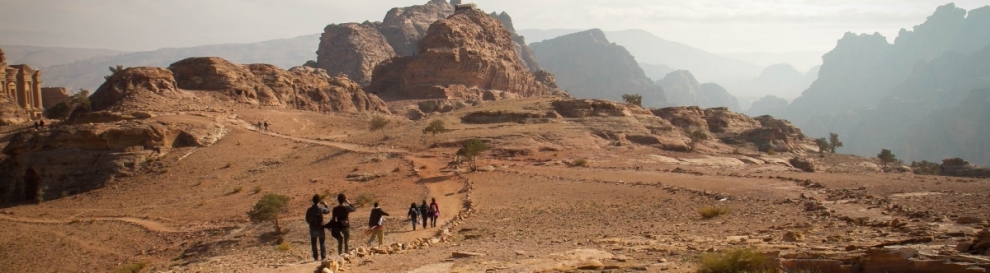 Spaziergang in Petra Jordanien (Jarod Carruthers)  [flickr.com]  Public Domain 
Infos zur Lizenz unter 'Bildquellennachweis'